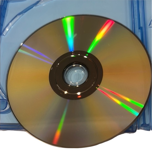 The Girl on the Train Bundle | Hardcover Book + DVD Movie - Picture 6 of 6